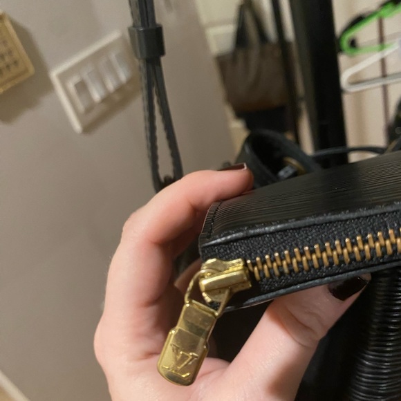 Authentic Vintage Black Epi Leather Drawstring Shoulder Purse - Picture 10 of 15